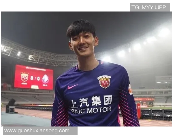 颜骏凌飞身扑救展现门将风采助力球队逆转胜局的精彩瞬间