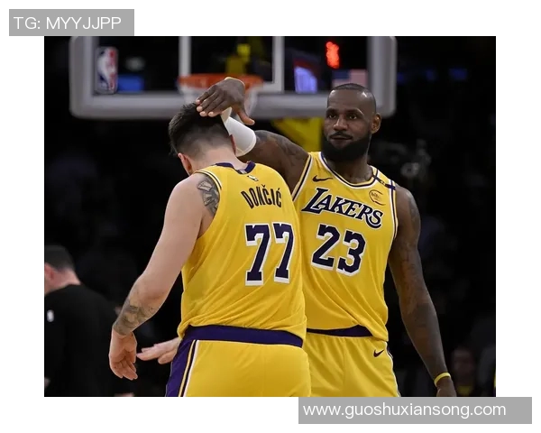 湖人队主场战胜公牛队，詹姆斯暴扣引爆全场