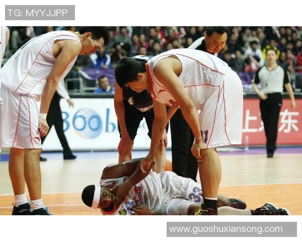 约翰-埃格伯努在CBA比赛中创下个人得分纪录，震撼全场！